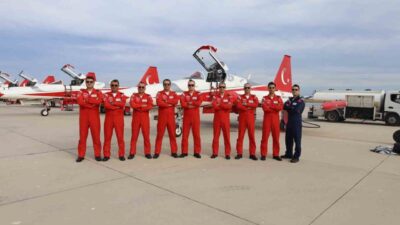 Türk Yıldızları TEKNOFEST kapsamında gerçekleştirdiği gösteri uçuşu ile vatandaşlara unutulmaz