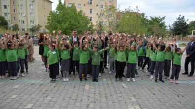 Sinop’un Türkeli ilçesinde, 2025-2026 eğitim-öğretim yılı dolayısıyla düzenlenen İlköğretim Haftası