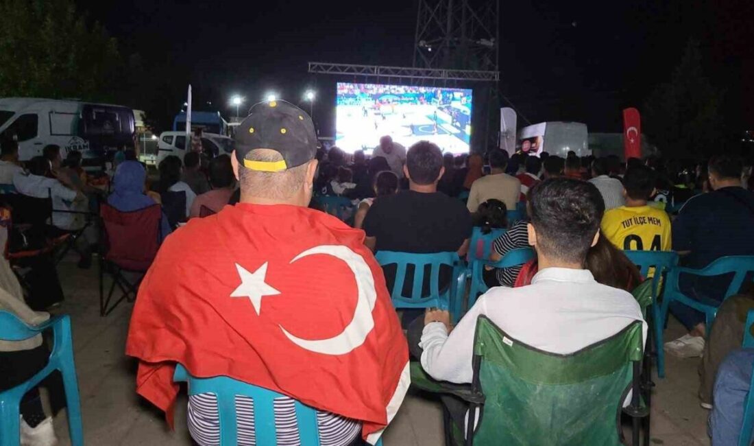 Türkiye- Almanya maçını Adıyamanlılar dev ekrandan izledi Avrupa Basketbol Şampiyonasının Türkiye ile Almanya final maçını Adıyamanlılar dev
