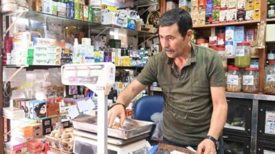 Eskişehir’de aktar Metin Ağılönü, turşu yapımında en önemli malzemenin kaya