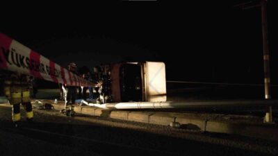 Tuzla’da pazardan dönen çiftin bulunduğu kamyonet aydınlatma direğine çarptı. Kazada