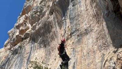 Mersin’in Erdemli ilçesi Karahıdırlı kırsalındaki Hacı Alanı mevkisinde uçurumda mahsur