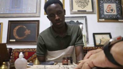 Sivas’ta hüsn-i hat eğitimi alan Ugandalı üniversite öğrencisi, öğrendiği sanatı