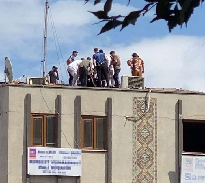 Ümraniye’de çatıya çıkan vatandaşı polis ikna etti Ümraniye Sondurak Kitapçılar Çarşısı mevkiinde 4 katlı bir binanın çatısına