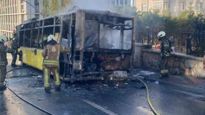 Ümraniye’de seyir halindeki bir İETT otobüsü henüz bilinmeyen bir nedenle