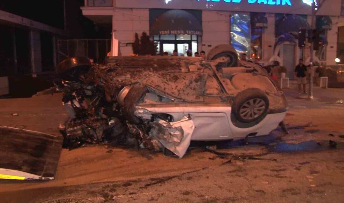 Ümraniye’de otomobilin İETT otobüsüne çarpıp takla atması sonucu meydana gelen