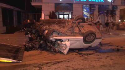 Ümraniye’de otomobilin İETT otobüsüne çarpıp takla atması sonucu meydana gelen