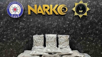 İstanbul’un Ümraniye ilçesinde uyuşturucu madde taşıdığından şüphelenilen bir araca yönelik