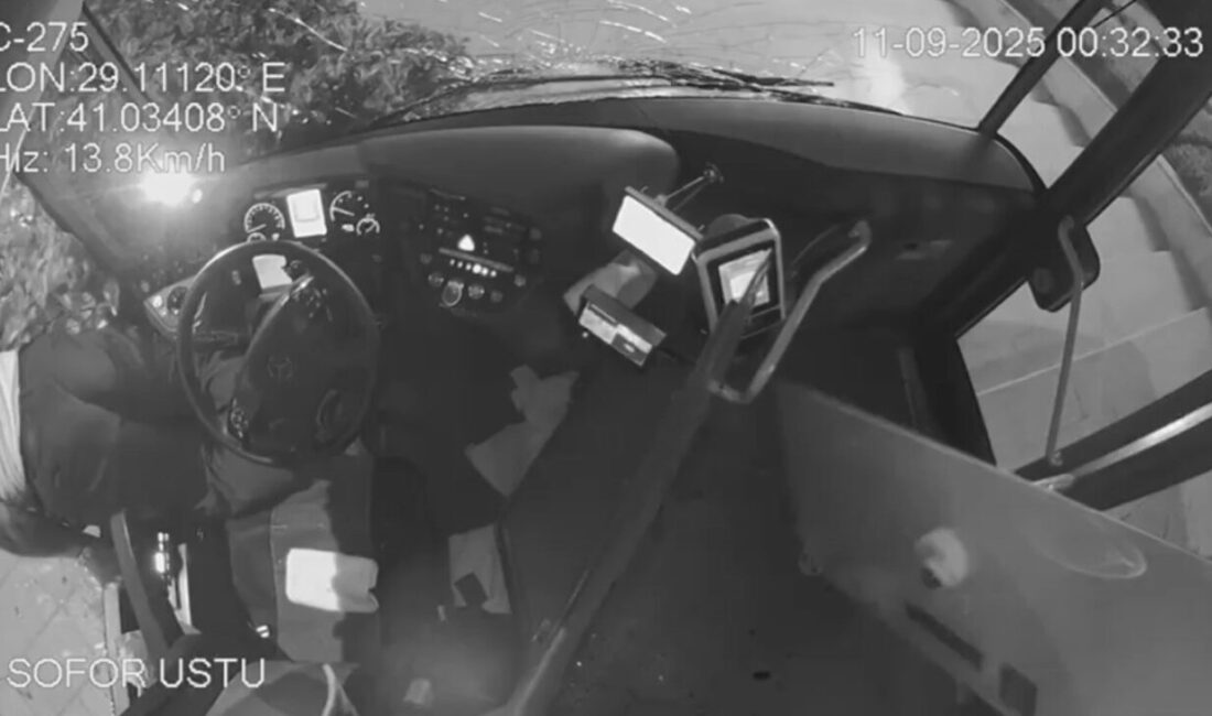 Ümraniye’de otomobilin İETT otobüsüne çarpıp takla atması sonucu 1’i ağır