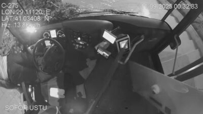 Ümraniye’de otomobilin İETT otobüsüne çarpıp takla atması sonucu 1’i ağır