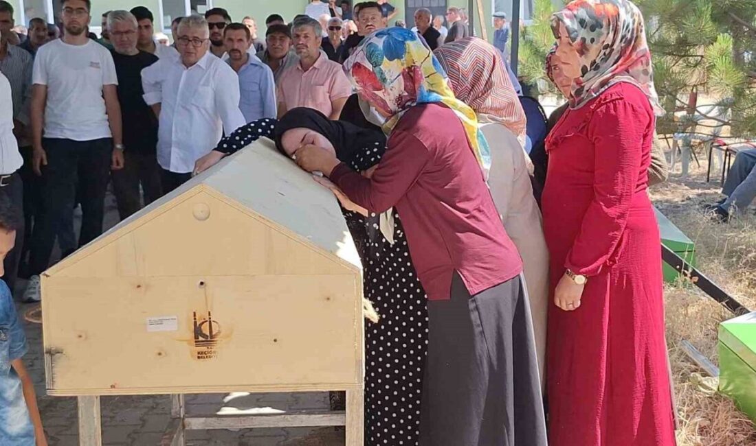Üniversite kaydı için çıktıkları yolda yanarak can veren babaanne, oğlu ve torunu toprağa verildi Zonguldak’a üniversite kaydı için giderlerken Karabük’ün Eflani ilçesinde iki otomobilin