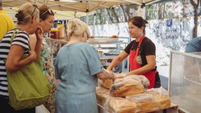 Kuşadası Belediyesi tarafından yerel üreticiler ile sağlıklı beslenmek isteyen tüketicileri