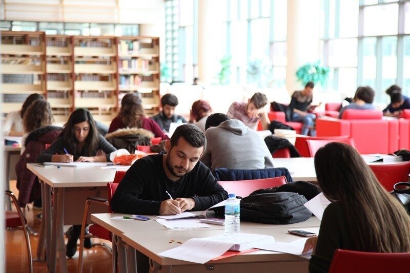 Uşak Üniversitesi Kütüphanesi öğrencilere sınırsız bilgi erişimi sunuyor Uşak Üniversitesi Prof. Dr. Fuat Sezgin Kütüphanesi öğrencilerine sunduğu imkanları