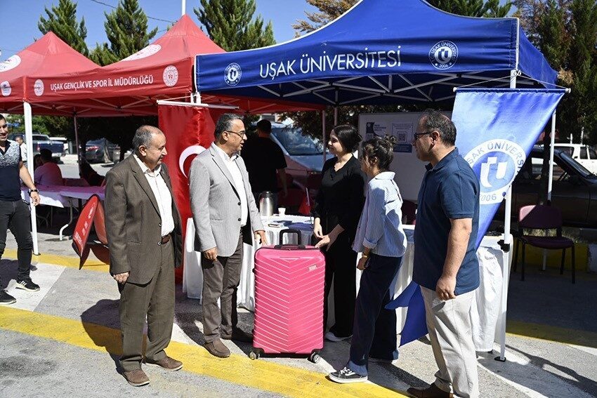 Uşak Üniversitesi her yıl geleneksel hale getirdiği öğrenci karşılama törenini