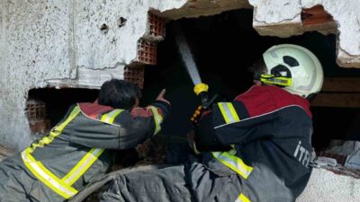 Uşak’ta 2 katlı ev ve bir ahır çıkan yangında kullanılmaz