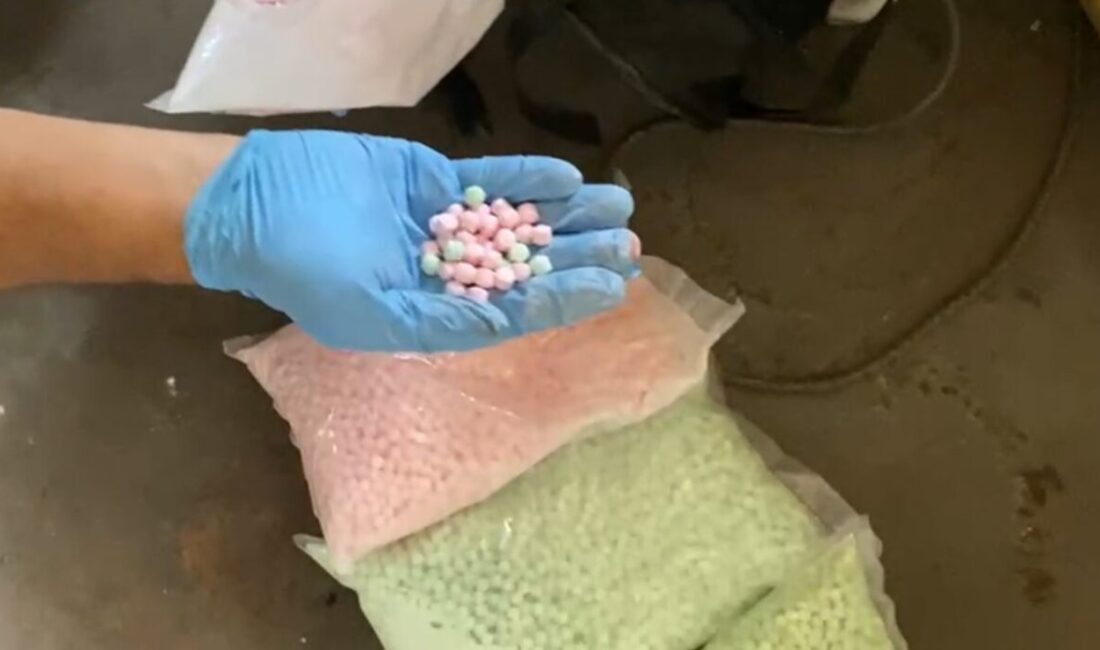 Uyuşturucunun kapısını açan anahtar: 18 bin extacy hap ele geçirildi Samsun’da narkotik polisi, bir evde yaptığı aramada buldukları şüpheli bir