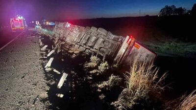 Edirne’nin Uzunköprü ilçesinde devrilen seramik yüklü tırın sürücüsü yaralandı. Alınan