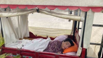 Adana’nın Ceyhan ilçesinde zabıta ekipleri, annesiyle birlikte 3 tekerlekli mopedin