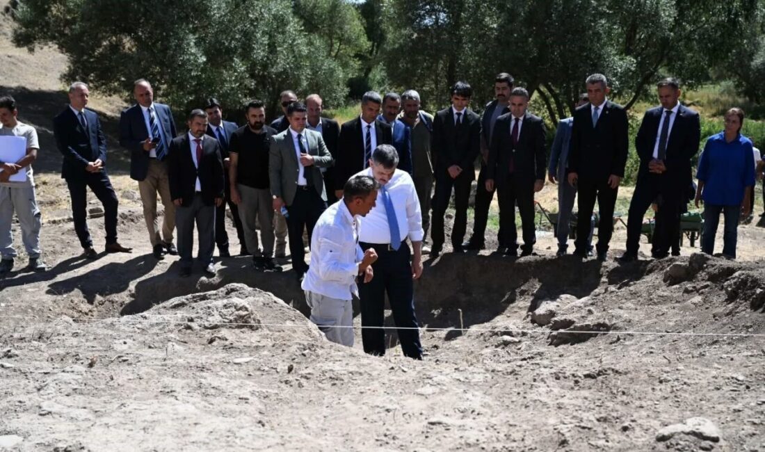 Vali Çiftçi, Hınıs Parmaksız Kale Höyüğü’nde incelemelerde bulundu Erzurum Valisi Mustafa Çiftçi, geçmişi günümüzden 5 bin yıl öncesine