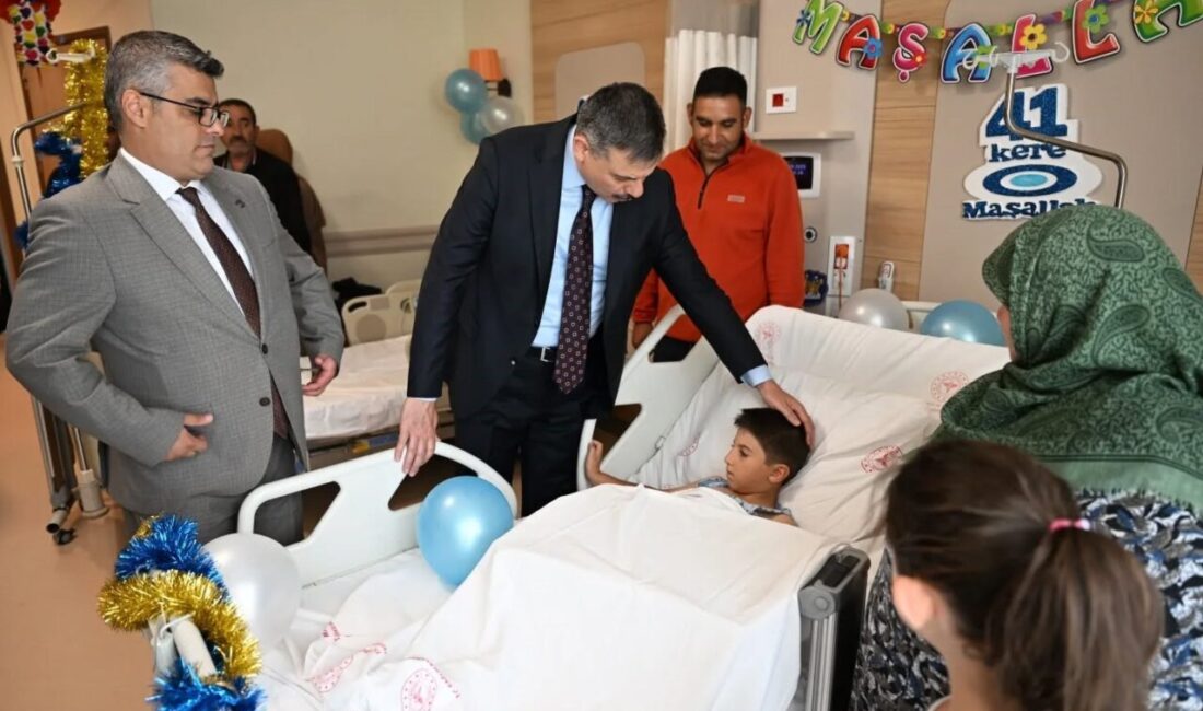 Vali Çiftçi sünnet olan çocuklara hastanede ziyaret etti Erzurum Valisi Mustafa Çiftçi, Şehir Hastanesi Üroloji bölümünde sünnet olan