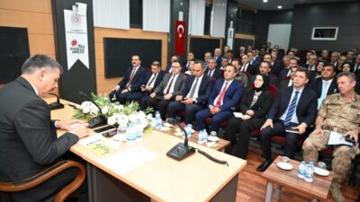Erzurum Valisi Mustafa Çiftçi, bir araya geldiği bürokratlara “Vatandaş Odaklı