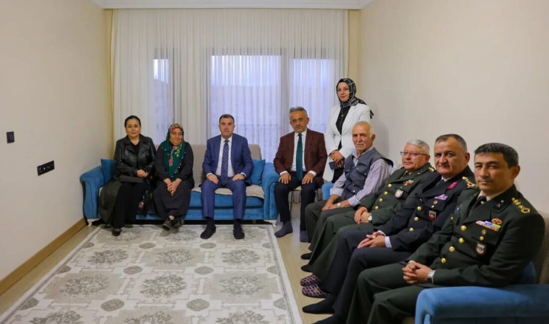 Vali Eldivan Kıbrıs gazisi ve şehit ailesiyle bir araya geldi Gaziler Günü dolayısıyla Bayburt Valisi Mustafa Eldivan, eşi Meltem Eldivan