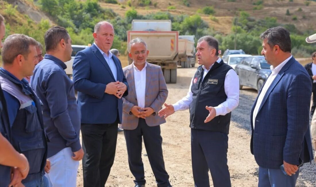 Vali Eldivan, köylerde yürütülen altyapı ve yol çalışmalarını inceledi Bayburt Valisi Mustafa Eldivan, köylerde yürütülen altyapı ve yol çalışmalarını