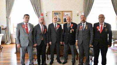 Manisa Valisi Vahdettin Özkan, 19 Eylül Gaziler Günü’nde, gazileri valilik