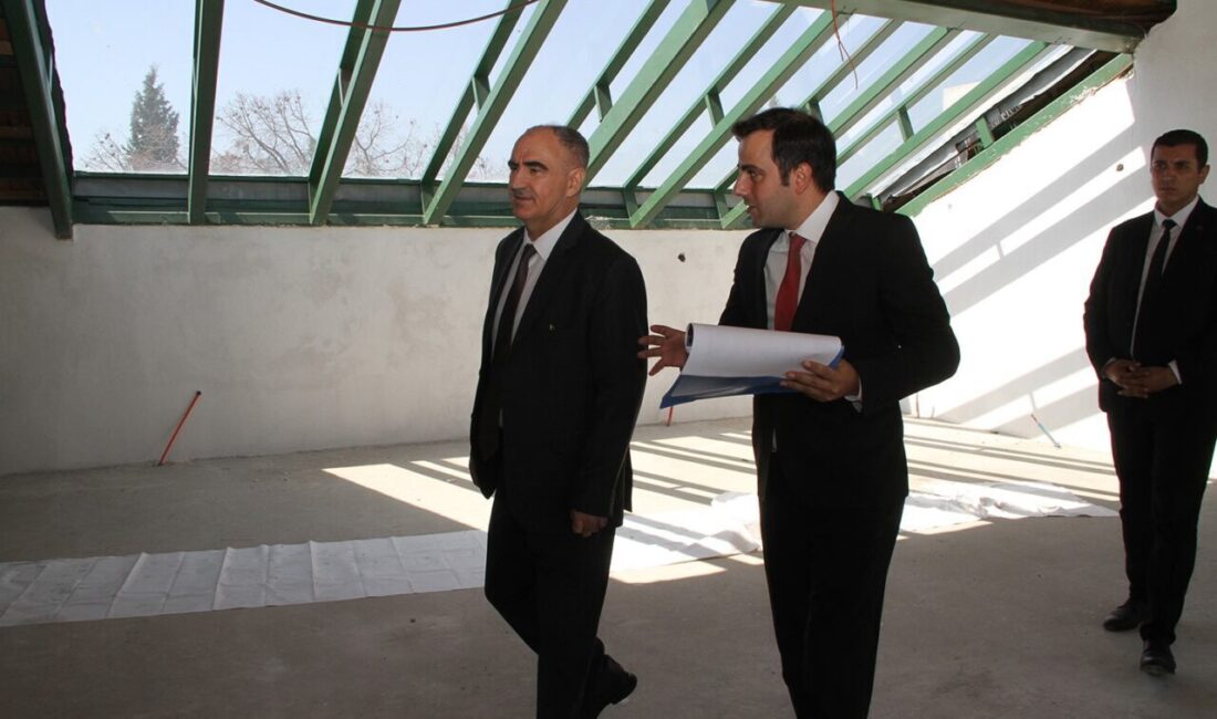 Vali Özkan Kula’da tarihi Zafer Okulu’nu gezdi Manisa Valisi Vahdettin Özkan, Kula ilçesinde çeşitli temaslarda bulundu. Programı