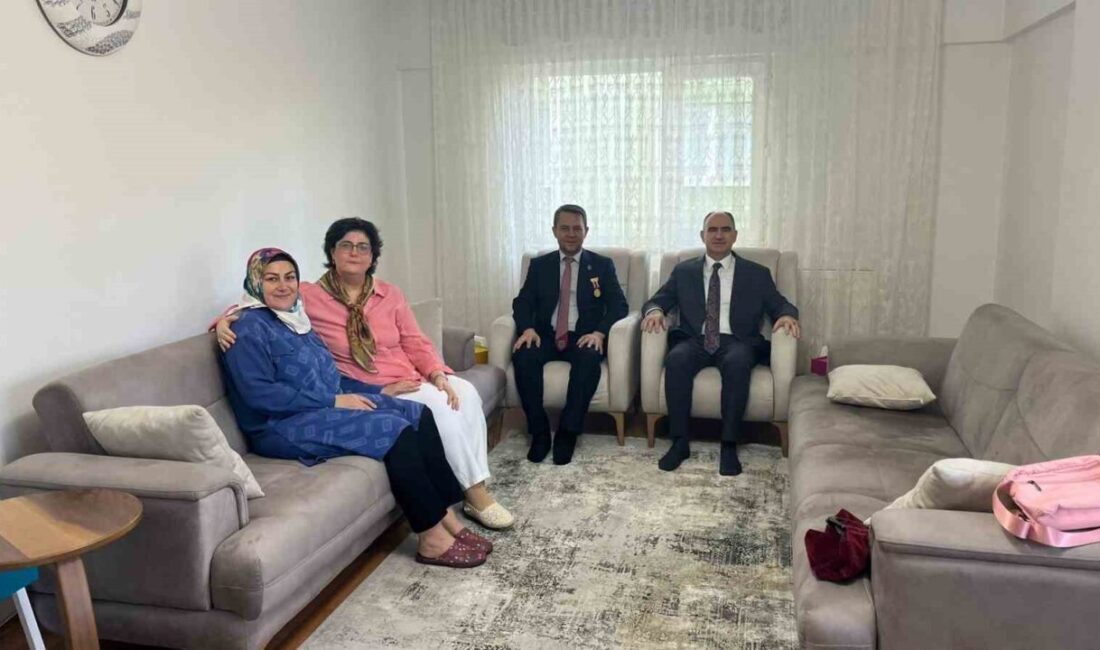 Vali Özkan: “Şehitlerimiz ve gazilerimiz birliğimizin harcıdır” Manisa Valisi Vahdettin Özkan, şehit ve gazilerin gösterdiği kahramanlıkların daima