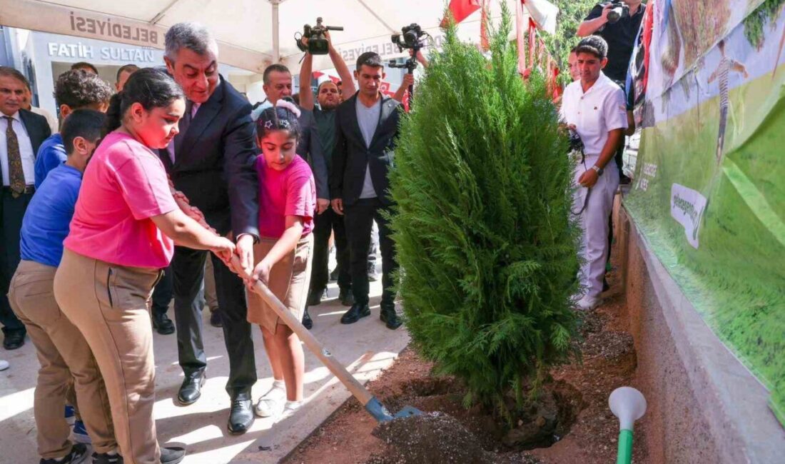 Vali Toros, öğrencilerle birlikte fidan dikti Mersin Valisi Atilla Toros, İlköğretim Haftası kutlama programına katılarak öğretmen