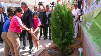 Mersin Valisi Atilla Toros, İlköğretim Haftası kutlama programına katılarak öğretmen