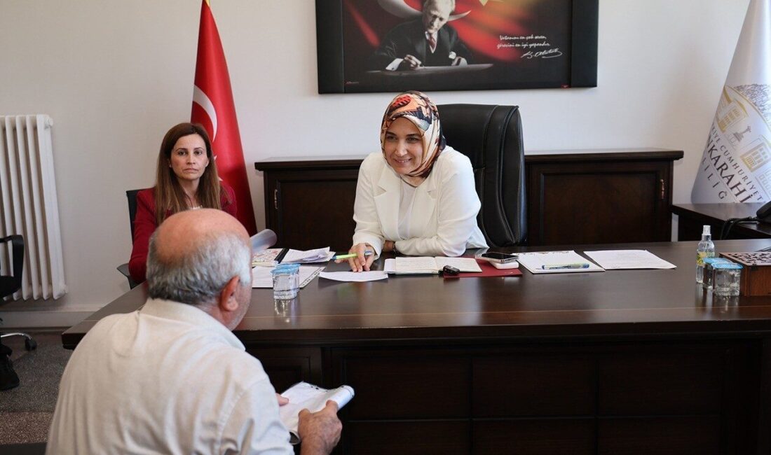 Vali vatandaşların sorunlarını dinledi Afyonkarahisar’da vatandaşların sıkıntı ve taleplerine etkili ve hızlı çözümler üretebilmek,