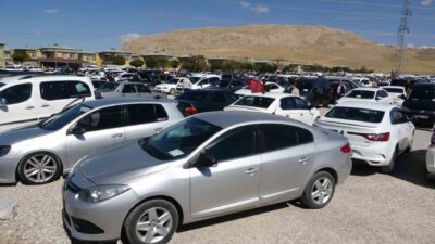 Van’ın Tuşba ilçesinde kurulan ikinci el açık oto pazarı, sıcak