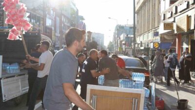 Van Büyükşehir Belediyesi zabıta ekipleri, kaldırımları işgal eden iş yerlerine