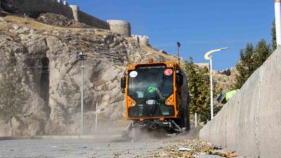 Van Büyükşehir Belediyesi, kent genelinde park ve bahçelerde yürüttüğü temizlik
