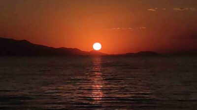 Van Gölü, akşam saatlerinde güneşin kızıla bürünerek batışıyla etkileyici bir