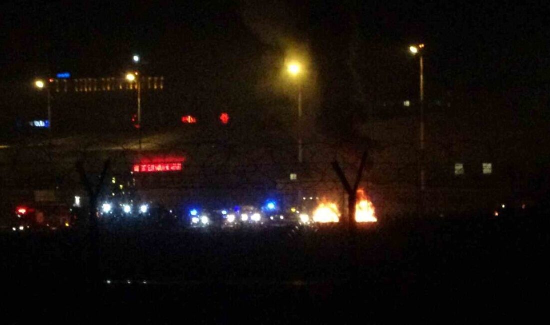 Van Ferit Melen Havalimanı’nda akşam saatlerinde gerçekleştirilen yangın tatbikatı, gerçeği