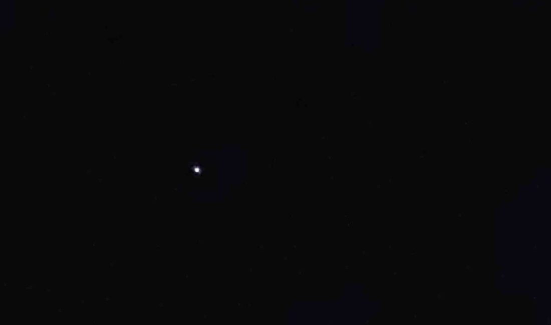 Van’da dün akşam saatlerinde gökyüzünde beliren parlak ve esrarengiz bir