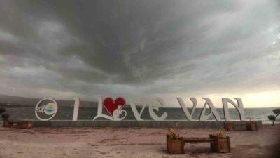 Van’da akşam saatlerinde etkili olan dolu ve sağanak yağış, kentte