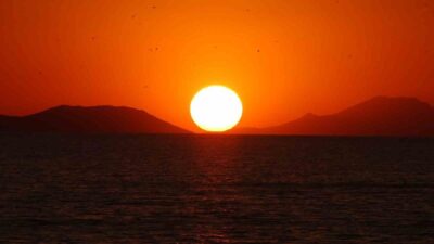 Van Gölü üzerinde kızıla bürünen güneşin batımı ve hemen ardından