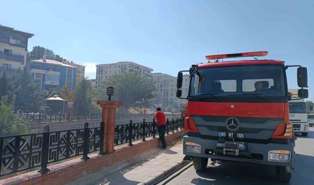 Van’da kuru ot yangını Van’ın Tuşba ilçesinde deredeki otluk yangını itfaiye ekiplerince söndürüldü. Edinilen