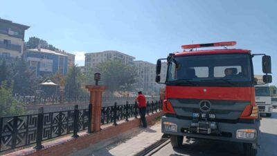 Van’ın Tuşba ilçesinde deredeki otluk yangını itfaiye ekiplerince söndürüldü. Edinilen