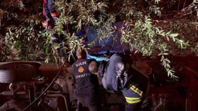 Van’ın Tuşba ilçesinde otomobilin su kanalına düşmesi sonucu sürücü hafif