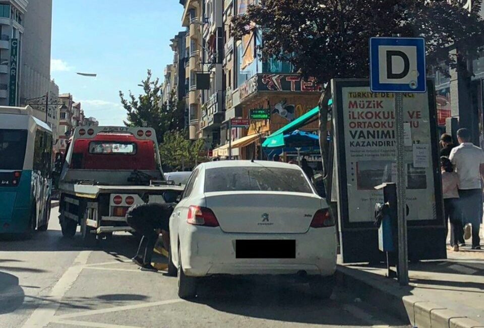 Van’da usulsüz park edilen araç sürücülerine ceza yağıyor Van’da otobüs durakları, engelli rampaları ve yaya geçitlerinde park edilen