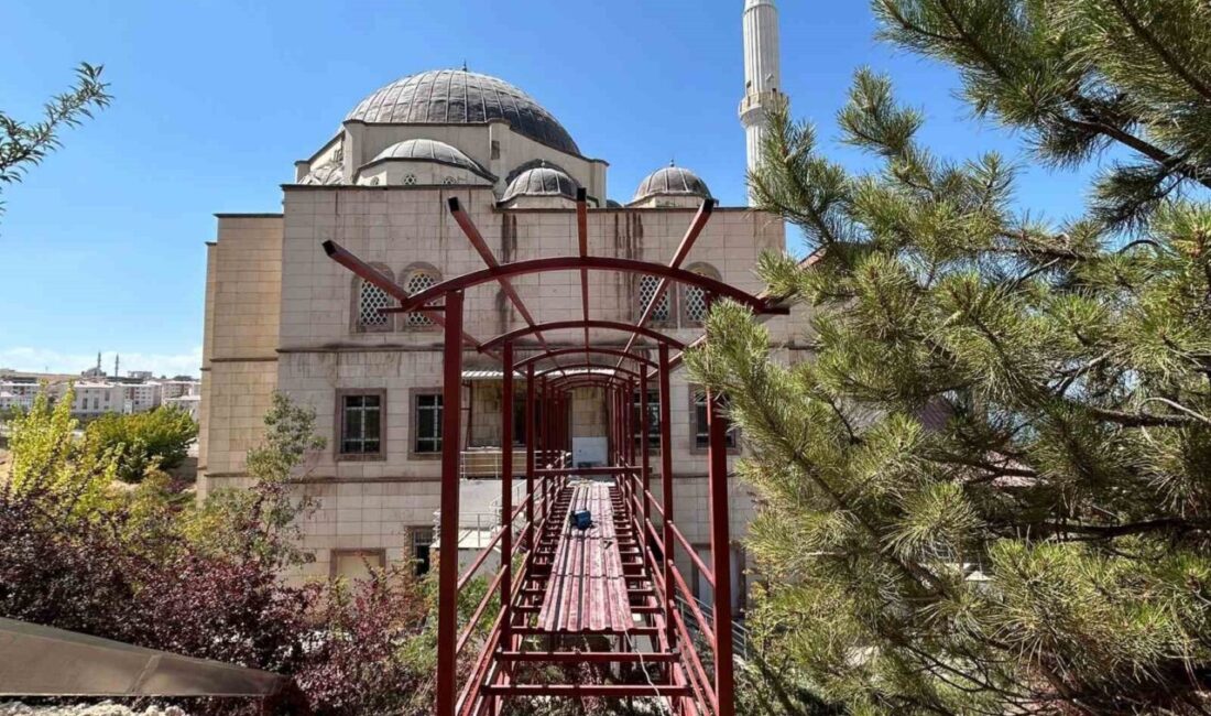 Van’da yaşlı ve engelliler için camiye geçit yapılıyor Van’ın Edremit ilçesinde yer alan Müftü Azmi Efendi Camii’nde yapılan