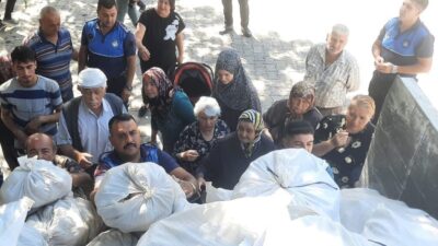 Afyonkarahisar’ın Dinar vatandaşlara ücretsiz olarak yaklaşık 30 ton patates dağıtıldı.