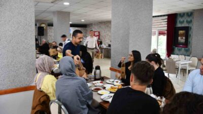 Samsun’un Vezirköprü ilçesinde üniversiteyi kazanan öğrenciler, ilçe protokolü ile kahvaltı