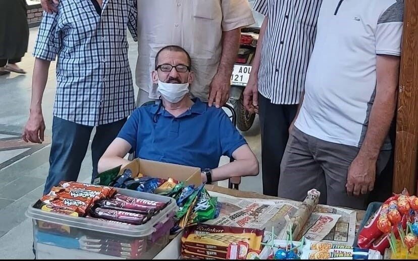 Vicdansız hırsız engelli vatandaşın parasını çaldı Bursa’da kuyumcular çarşısında seyyar satıcılık yaparak geçimini sağlayan engelli vatandaşın,