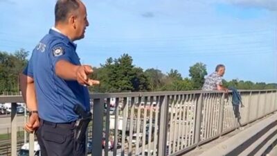 Samsun’da viyadük üzerindeki korkuluklara çıkarak intihara kalışan şahsı polis ikna